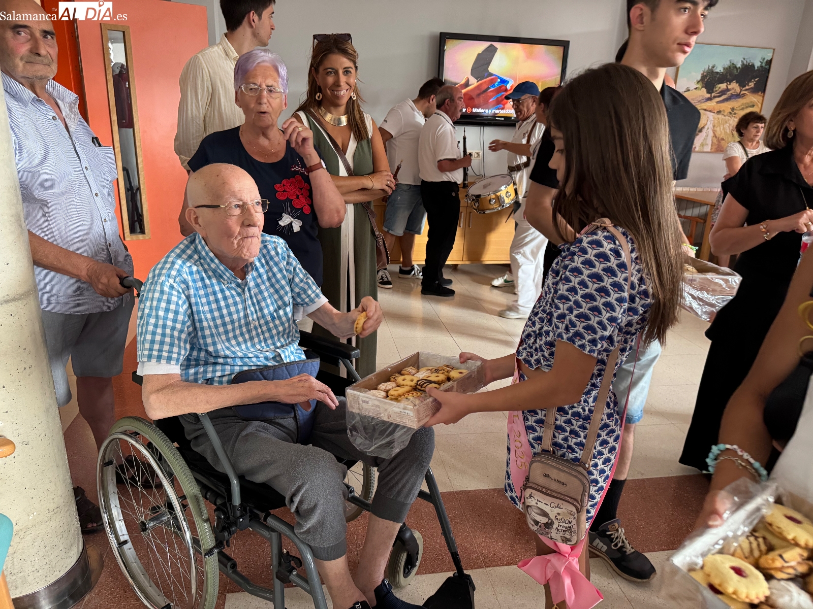 Emoción y alegría compartidas en la tradicional visita a las residencias en el Domingo de Ferias