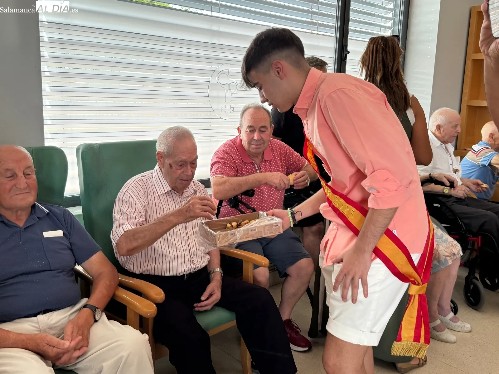 Foto 7 - Emoci&oacute;n y alegr&iacute;a compartidas en la tradicional visita a las residencias en el Domingo de Ferias