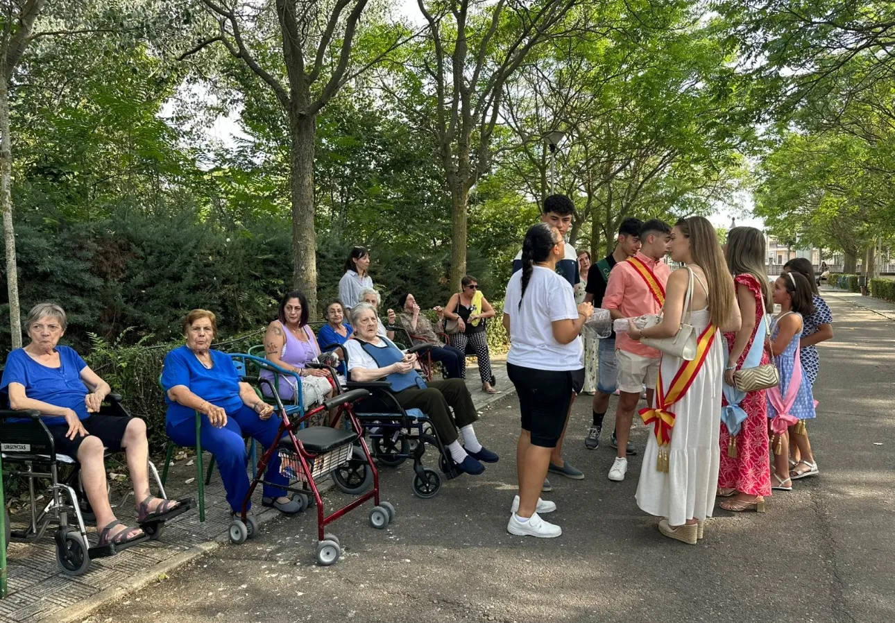 Foto 2 - Emoci&oacute;n y alegr&iacute;a compartidas en la tradicional visita a las residencias en el Domingo de Ferias