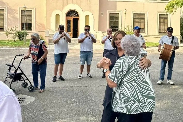 Foto 3 - Emoci&oacute;n y alegr&iacute;a compartidas en la tradicional visita a las residencias en el Domingo de Ferias
