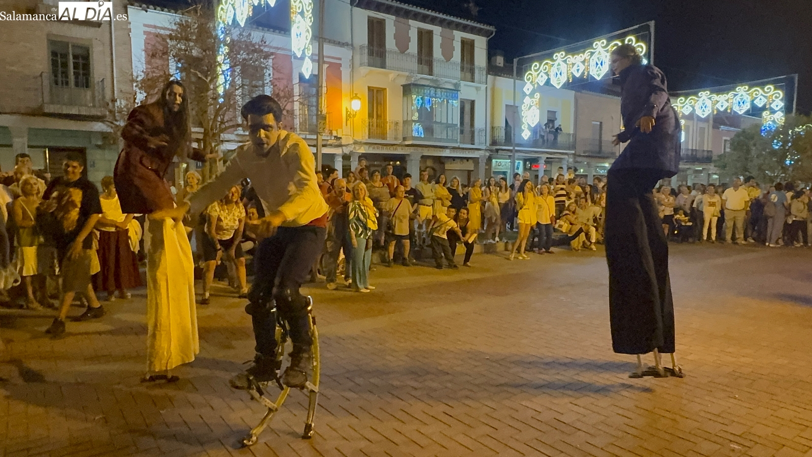 El Pasacalles ‘Traveler’s’, protagonista en la última noche de las Ferias y Fiestas