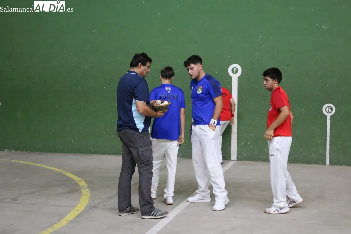 Bonita tar de pelota en Vitigudino para despedir las fiestas / CORRAL