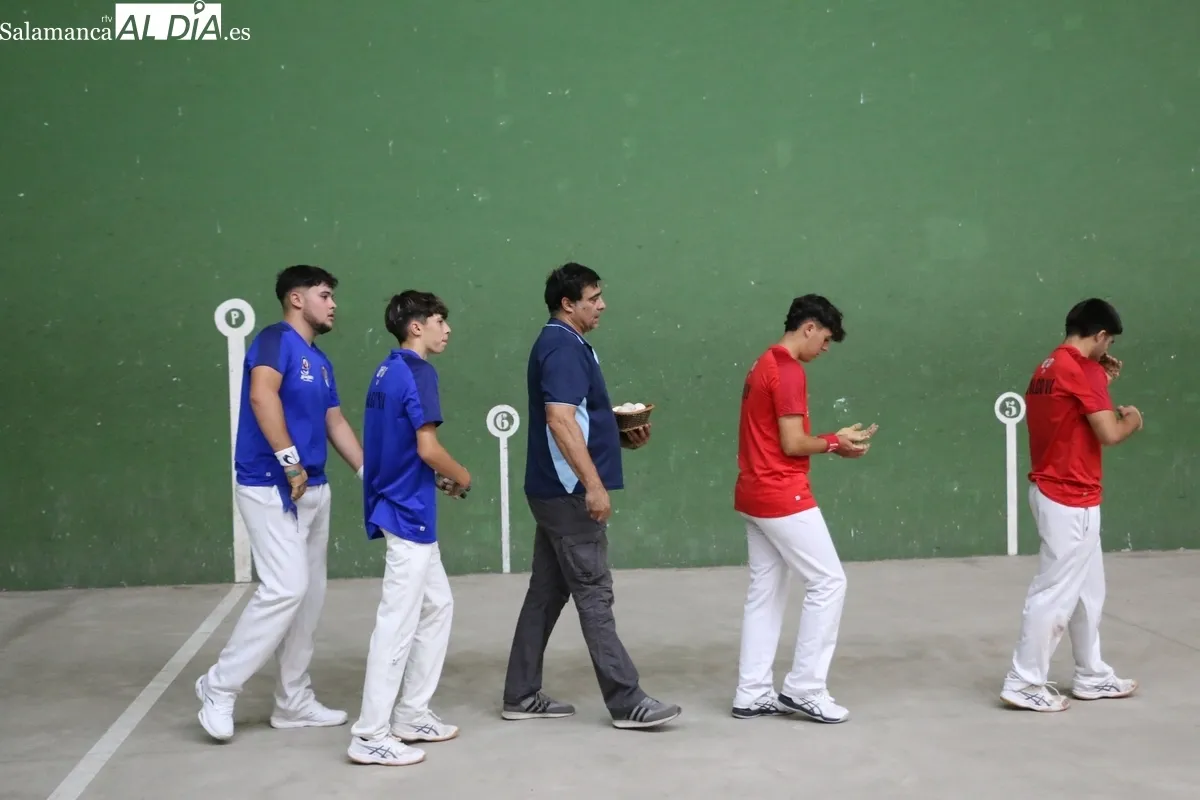 Bonita tar de pelota en Vitigudino para despedir las fiestas / CORRAL