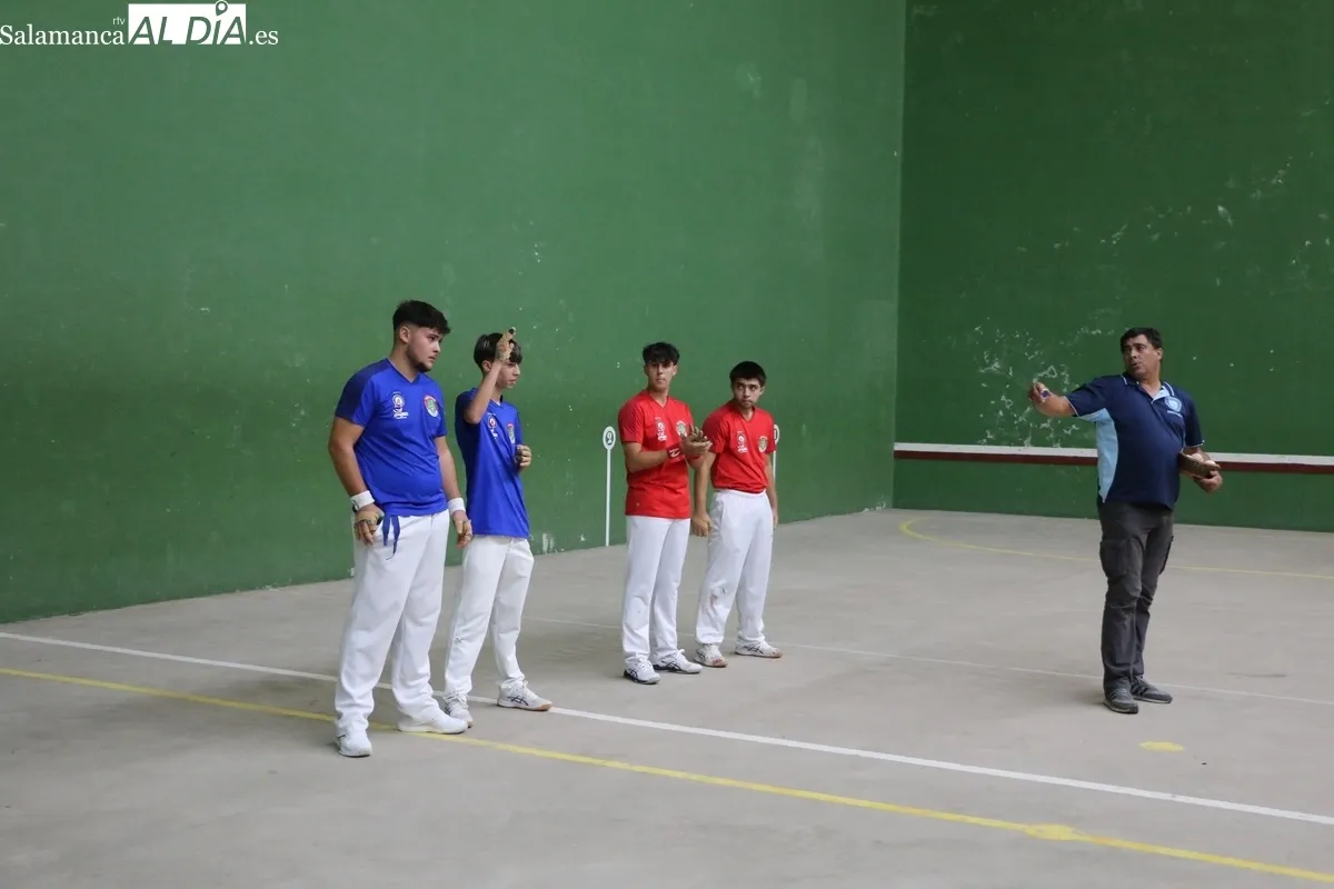 Bonita tar de pelota en Vitigudino para despedir las fiestas / CORRAL