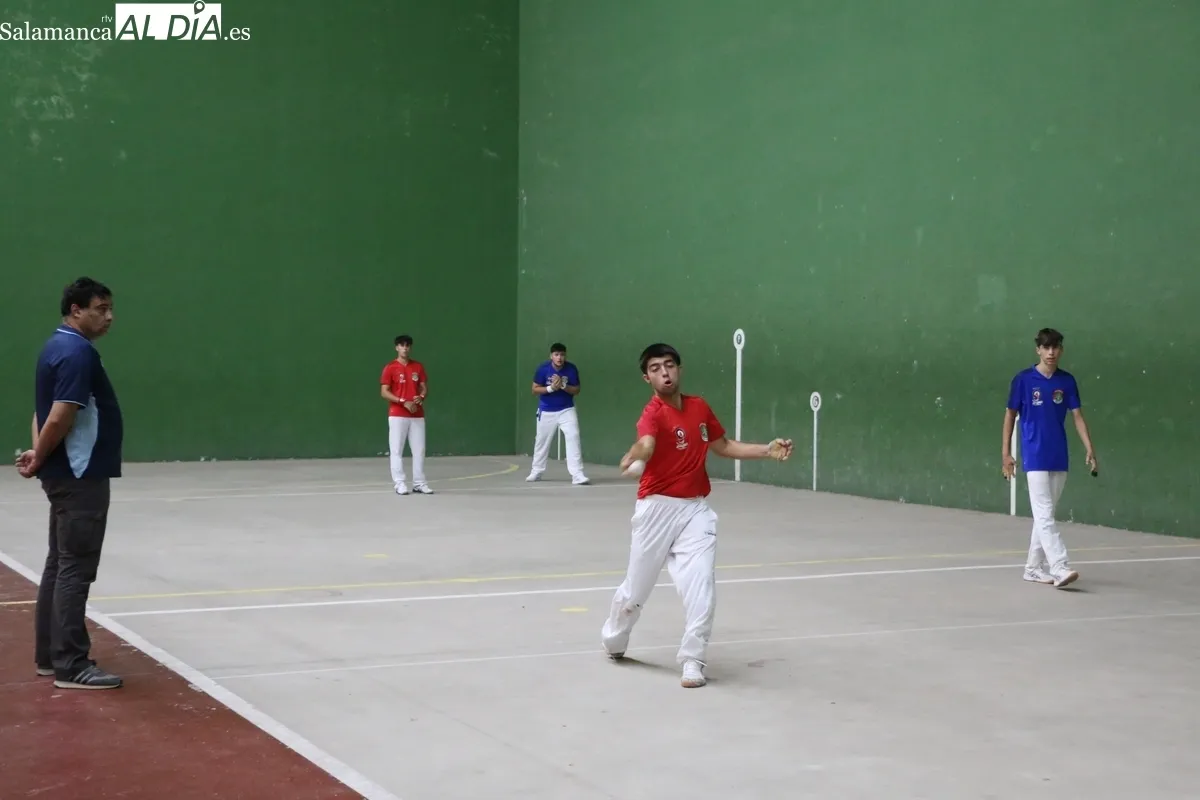 Bonita tar de pelota en Vitigudino para despedir las fiestas / CORRAL