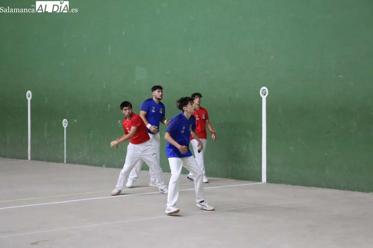 Bonita tar de pelota en Vitigudino para despedir las fiestas / CORRAL