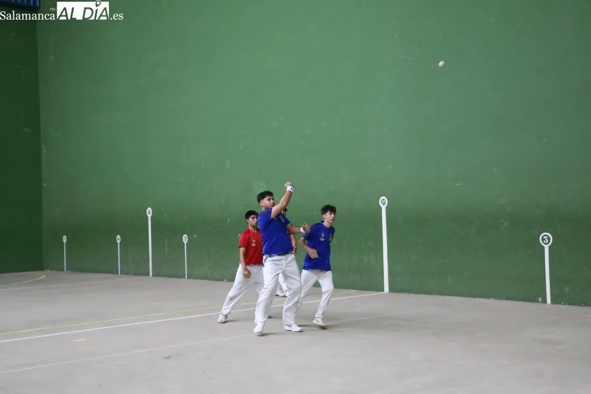 Bonita tar de pelota en Vitigudino para despedir las fiestas / CORRAL