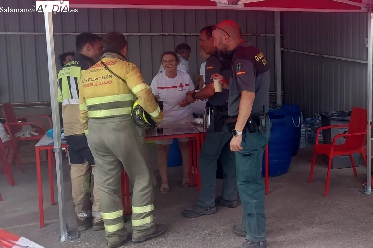Puestos de atención de Cruz Roja durante la extinción del incendio que arrasó cerca de 11.000 hectáreas en la comarca de Vitgiudino