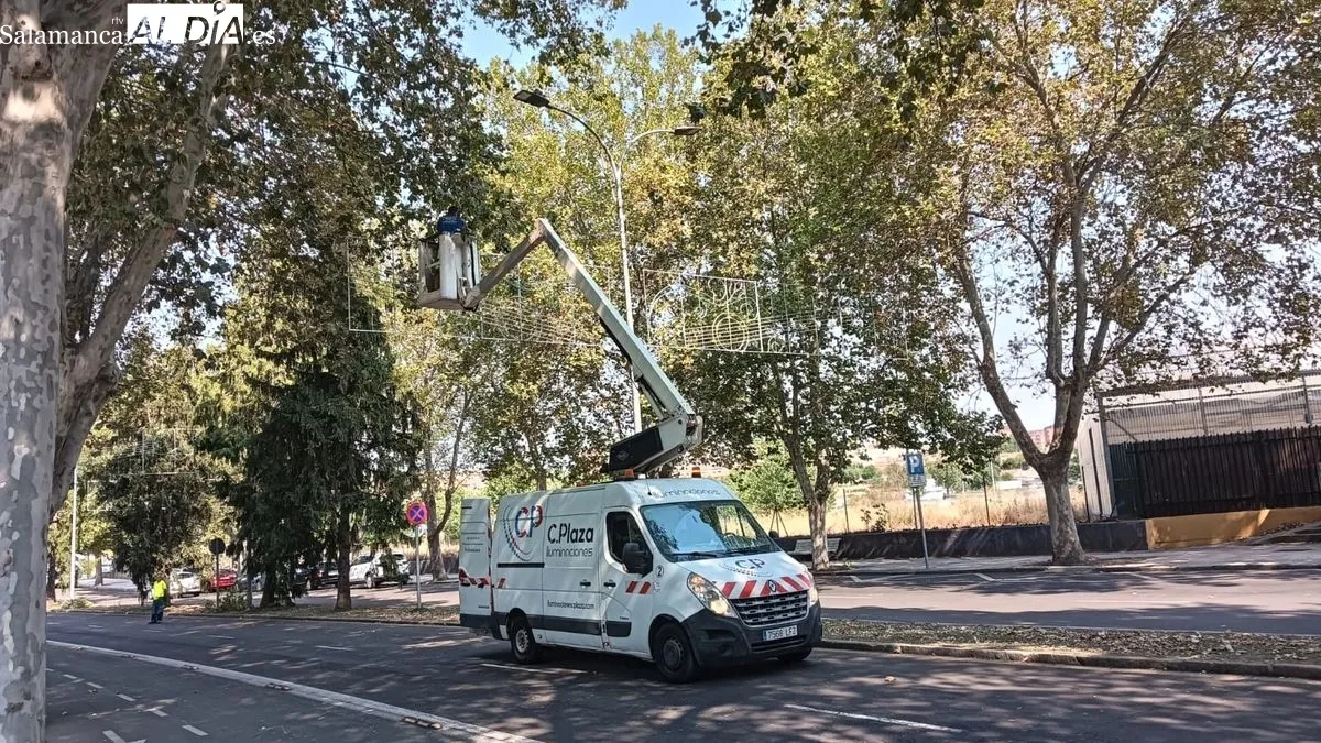 Instalación de la luces que adornarán durante las Fiestas de Salamanca el Recinto Ferial de la Aldehuela. Foto T. Sánchez
