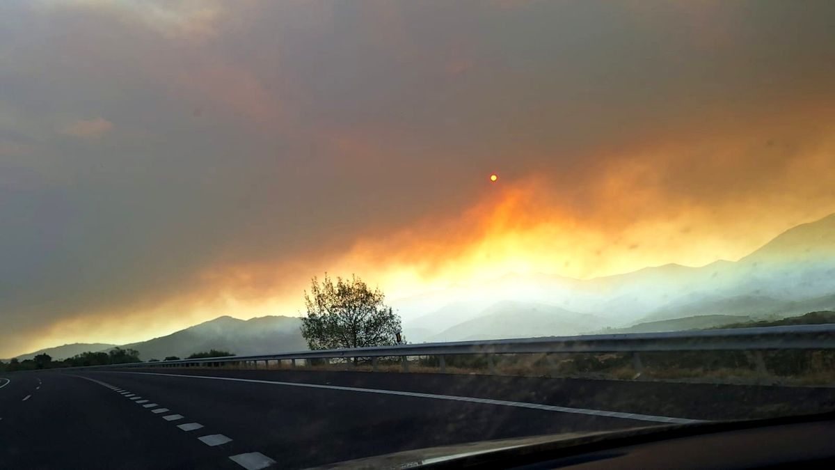 Incendio en Candelario: más de 20 medios aéreos contra el fuego de Jarilla