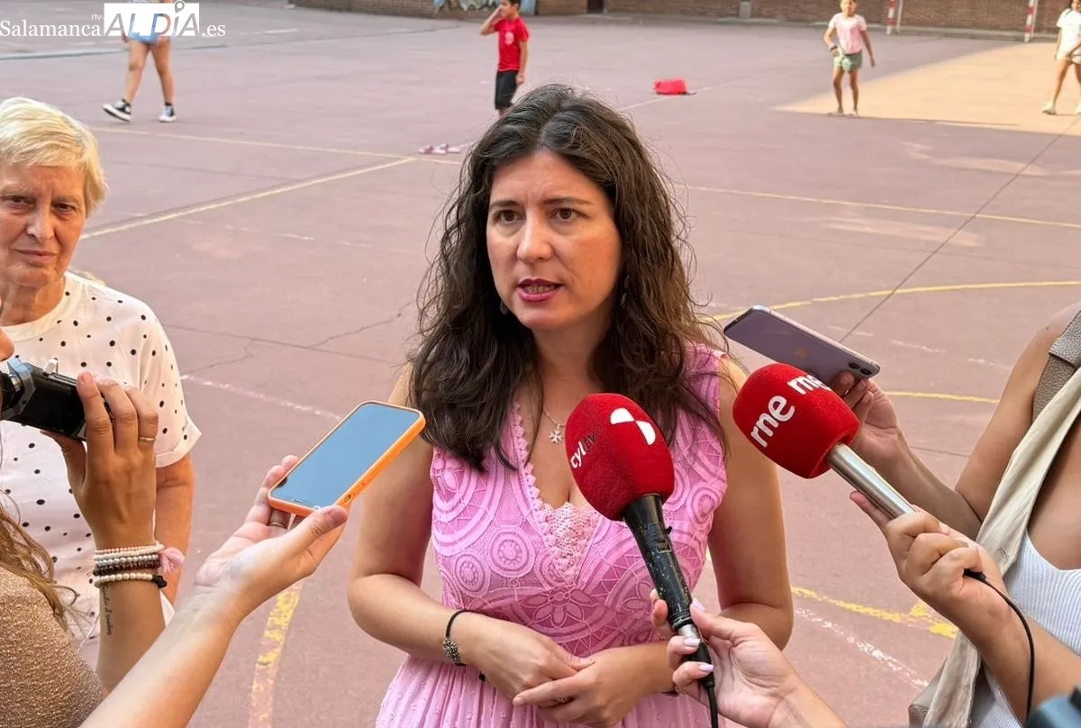 La concejala de Familia e Igualdad de Oportunidades, Miryam Rodríguez, visita la ludoteca municipal del CEIP Rufino Blanco. Foto C. C.