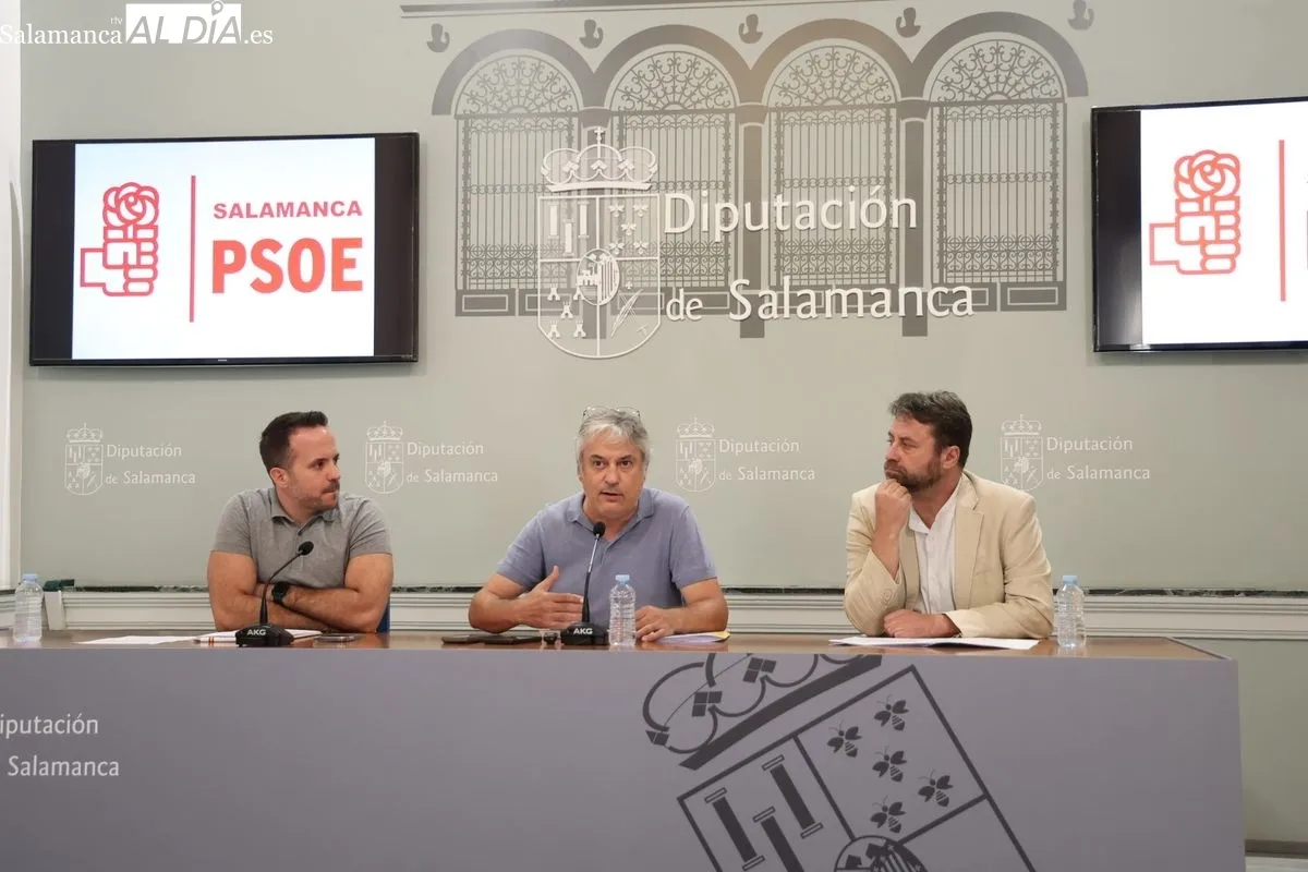 El Portavoz del Grupo Socialista en la Diputación, Fernando Rubio, y los diputados provinciales, Carlos Chanca y Antonio Cámara | FOTOS: David Sañudo 