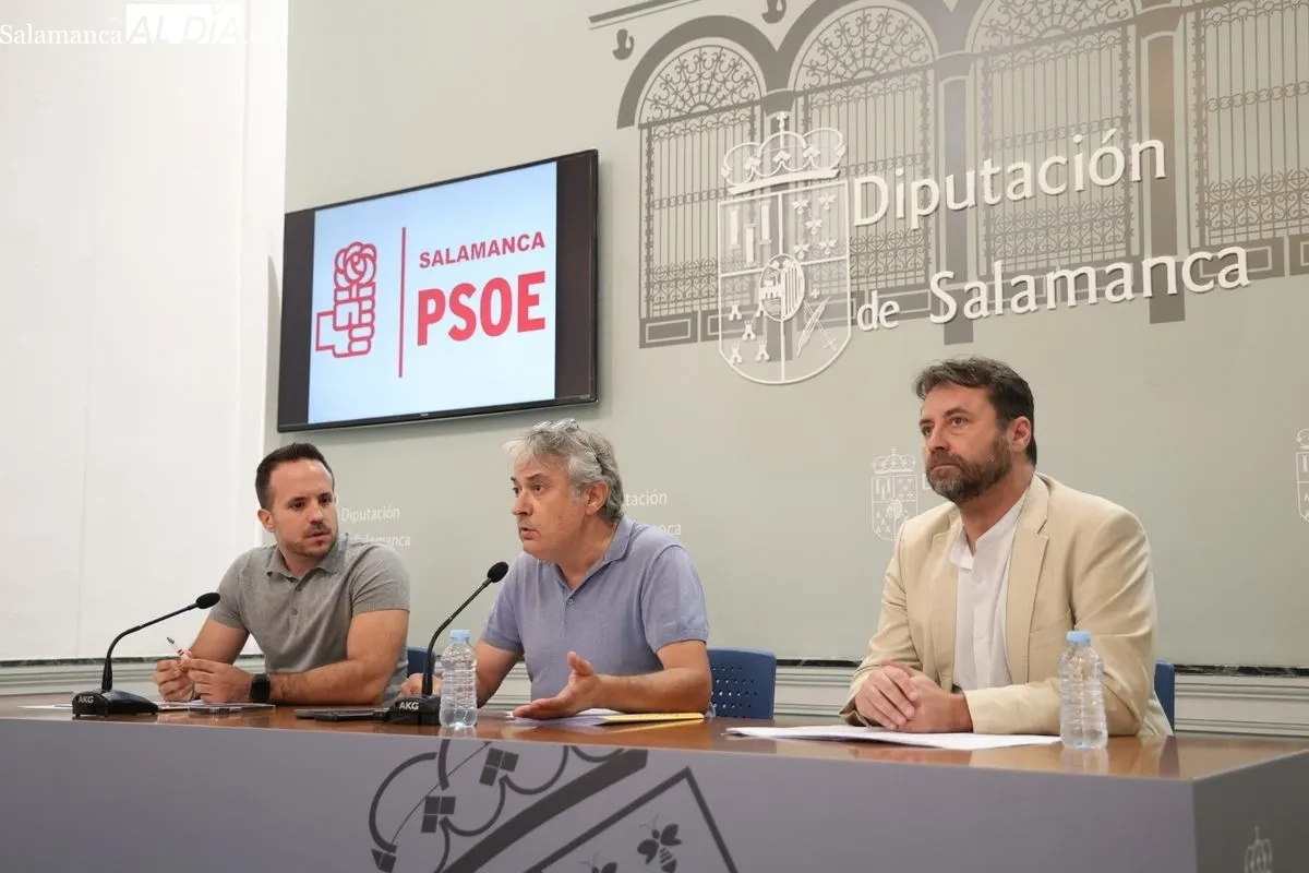 El Portavoz del Grupo Socialista en la Diputación, Fernando Rubio, y los diputados provinciales, Carlos Chanca y Antonio Cámara | FOTOS: David Sañudo 