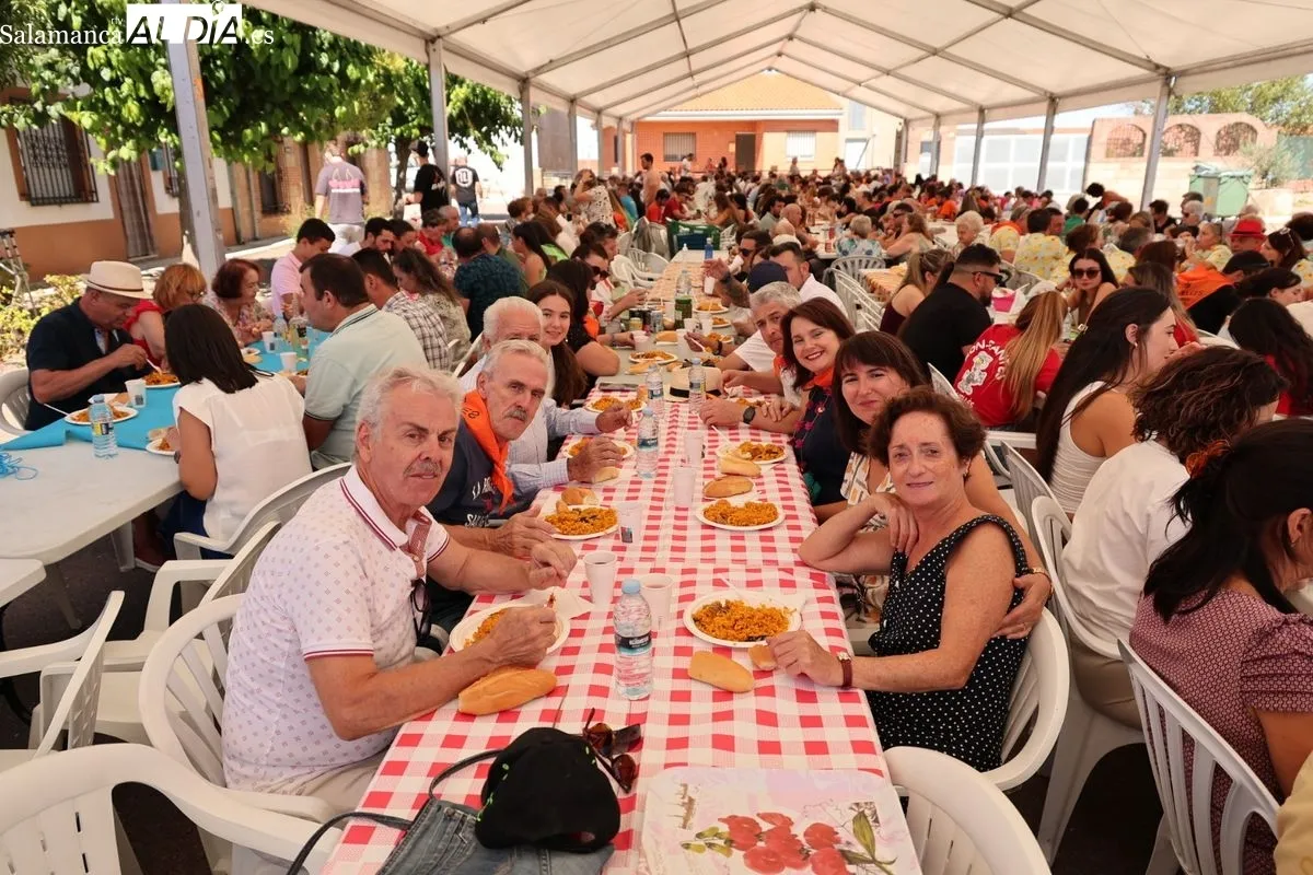 Paella popular en La Vellés. Foto: David Sañudo