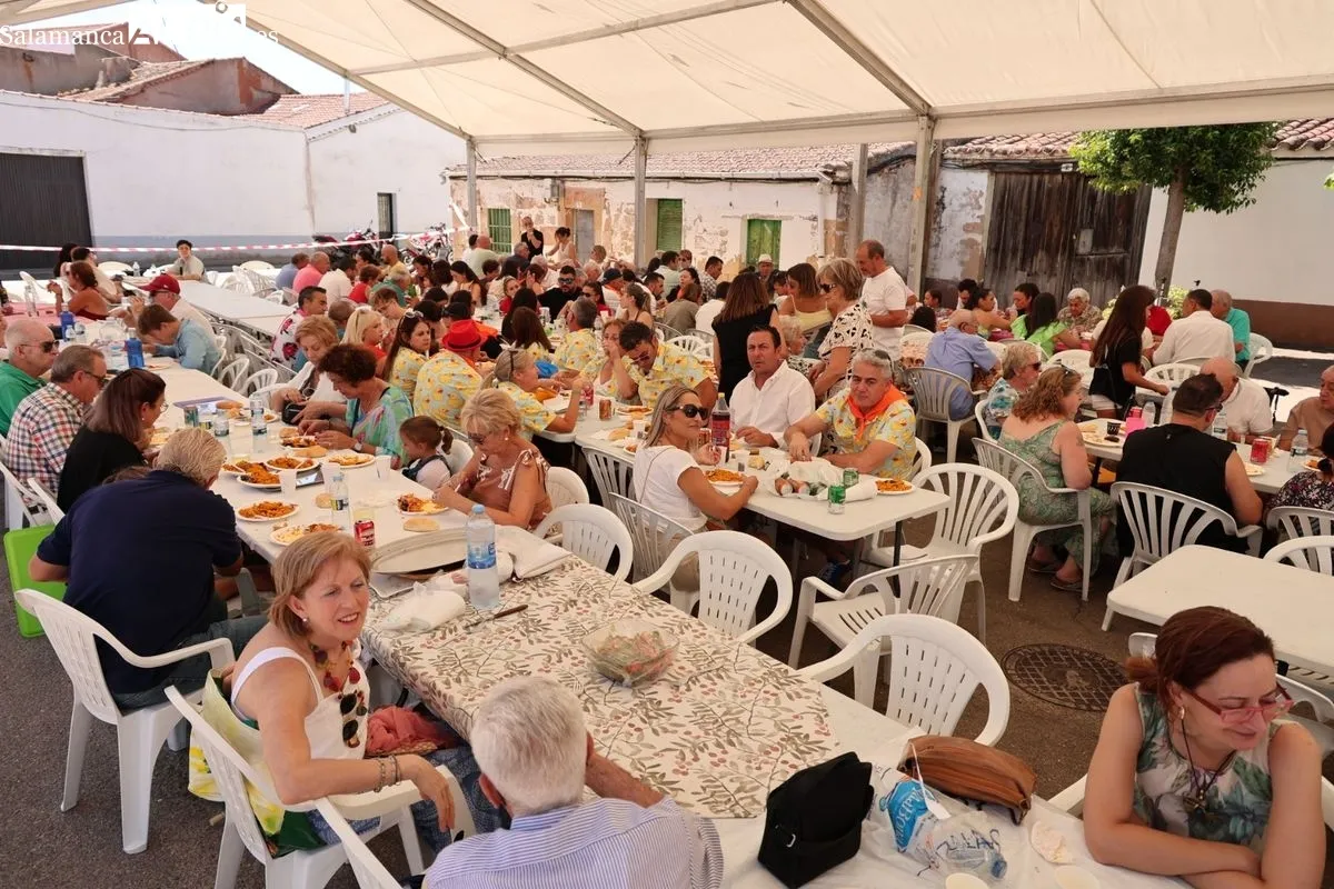 Paella popular en La Vellés. Foto: David Sañudo