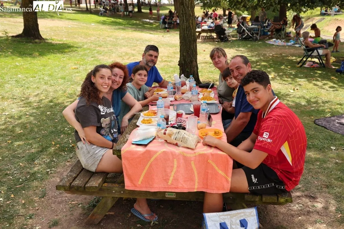 Paella solidaria en Carbajosa de la Sagrada con motivo de las fiestas en honor a San Roque. Fotos: David Sañudo