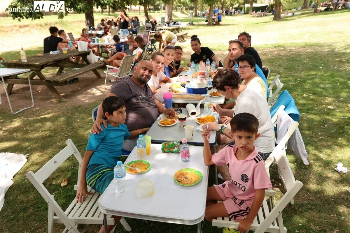 Paella solidaria en Carbajosa de la Sagrada con motivo de las fiestas en honor a San Roque. Fotos: David Sañudo