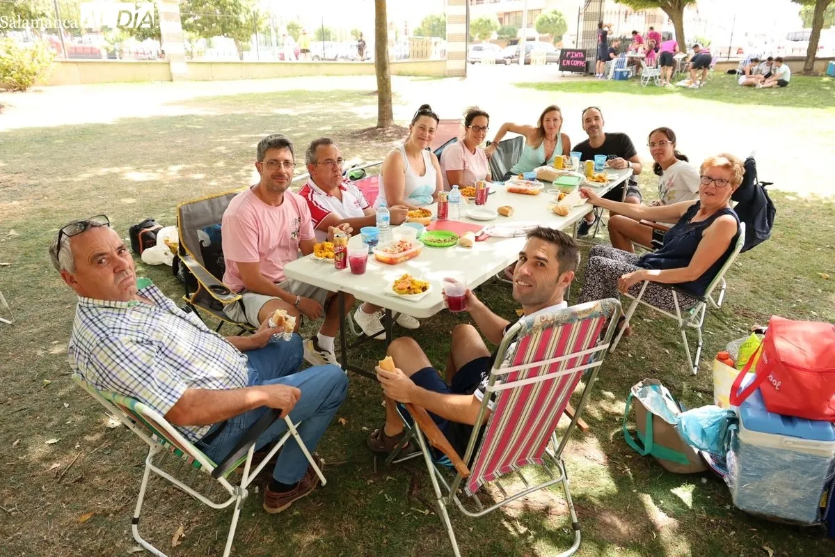 Paella solidaria en Carbajosa de la Sagrada con motivo de las fiestas en honor a San Roque. Fotos: David Sañudo