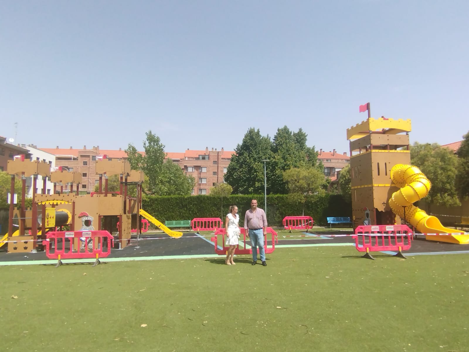 Santa Marta estrena su nuevo parque infantil medieval en la calle Gloria Fuertes