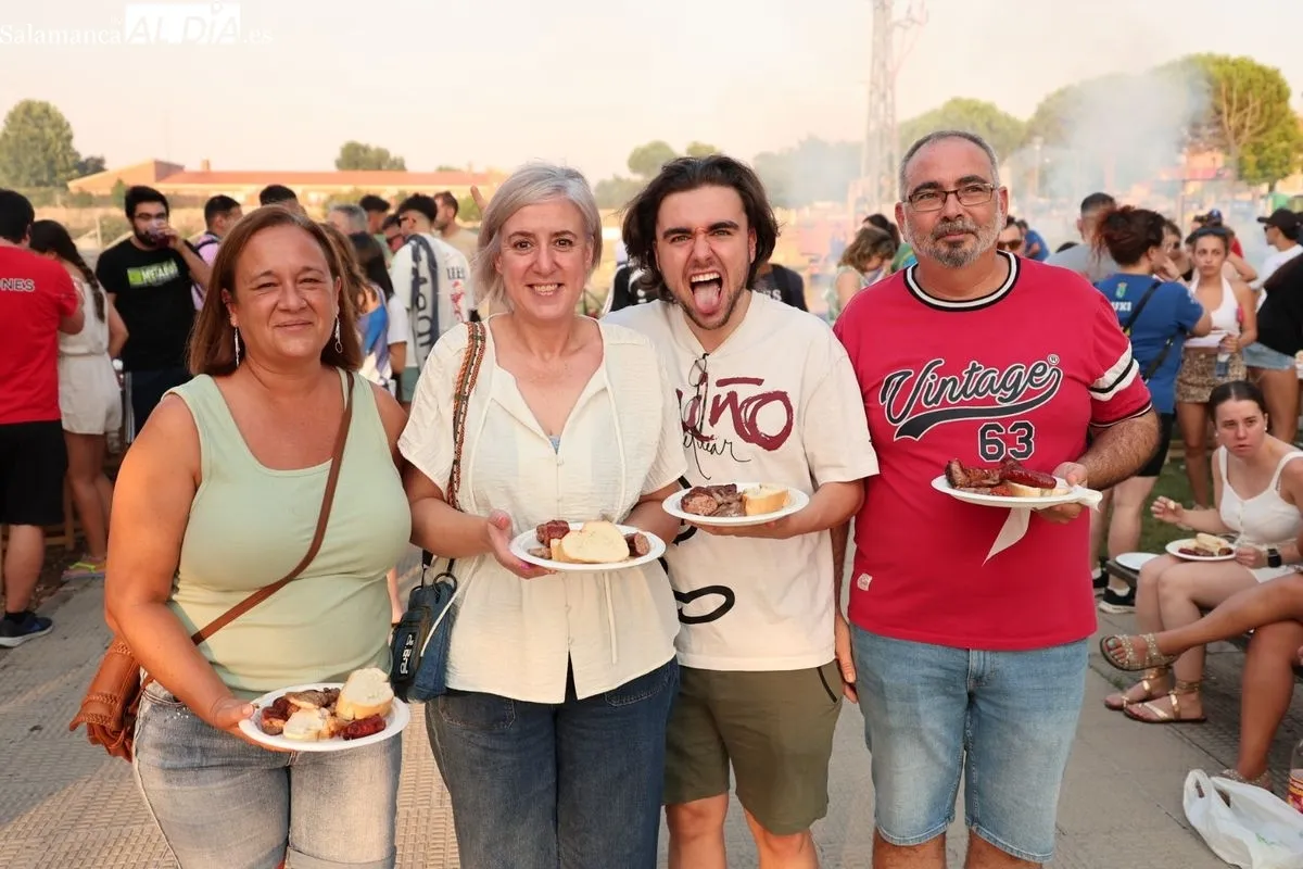 Multitudinaria parrillada en Villamayor. Fotos: David Sañudo