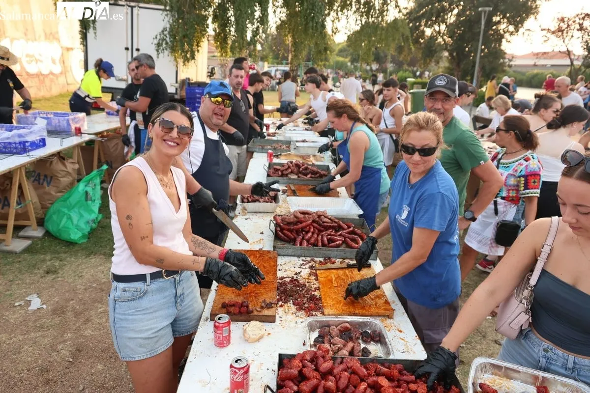 Multitudinaria parrillada en Villamayor. Fotos: David Sañudo