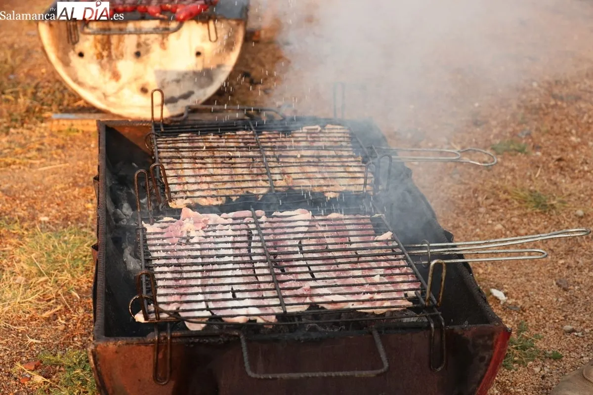 Multitudinaria parrillada en Villamayor. Fotos: David Sañudo