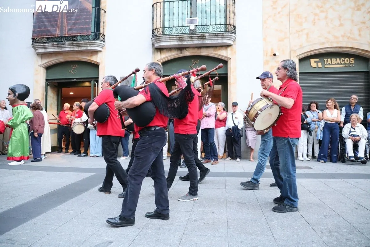 Pasacalles de grupos de Macedonia, Zamora y Canarias en la última jornada del Festival de Folclore de Salamanca. Fotos: David Sañudo