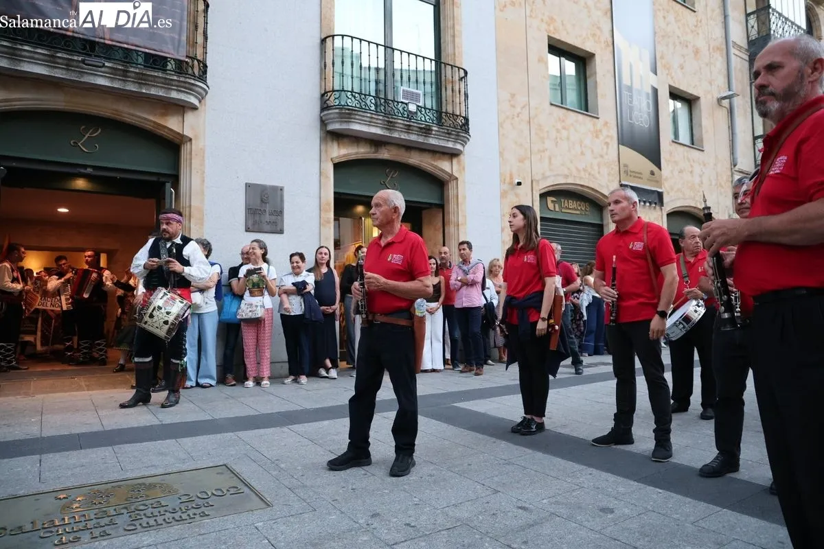 Pasacalles de grupos de Macedonia, Zamora y Canarias en la última jornada del Festival de Folclore de Salamanca. Fotos: David Sañudo