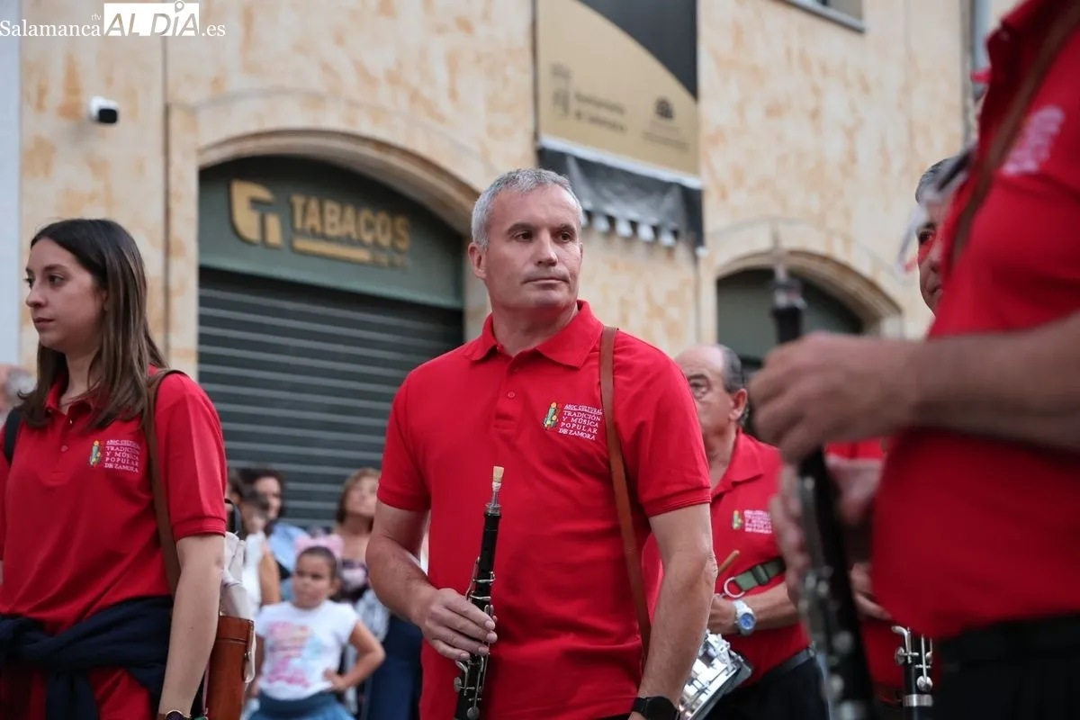 Pasacalles de grupos de Macedonia, Zamora y Canarias en la última jornada del Festival de Folclore de Salamanca. Fotos: David Sañudo
