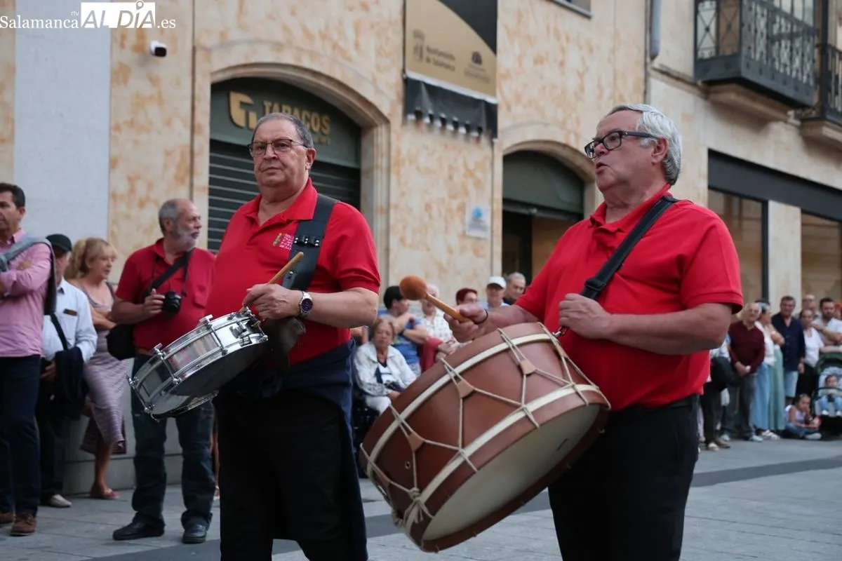 Pasacalles de grupos de Macedonia, Zamora y Canarias en la última jornada del Festival de Folclore de Salamanca. Fotos: David Sañudo