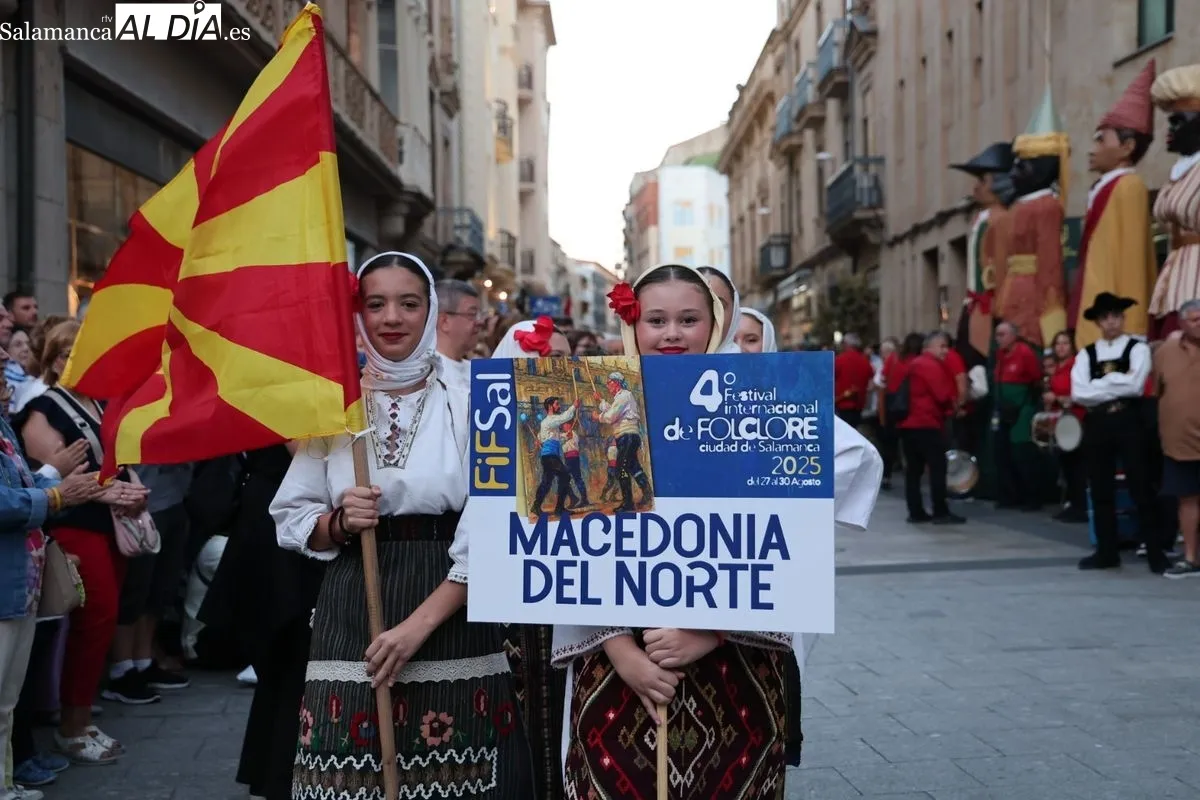Pasacalles de grupos de Macedonia, Zamora y Canarias en la última jornada del Festival de Folclore de Salamanca. Fotos: David Sañudo