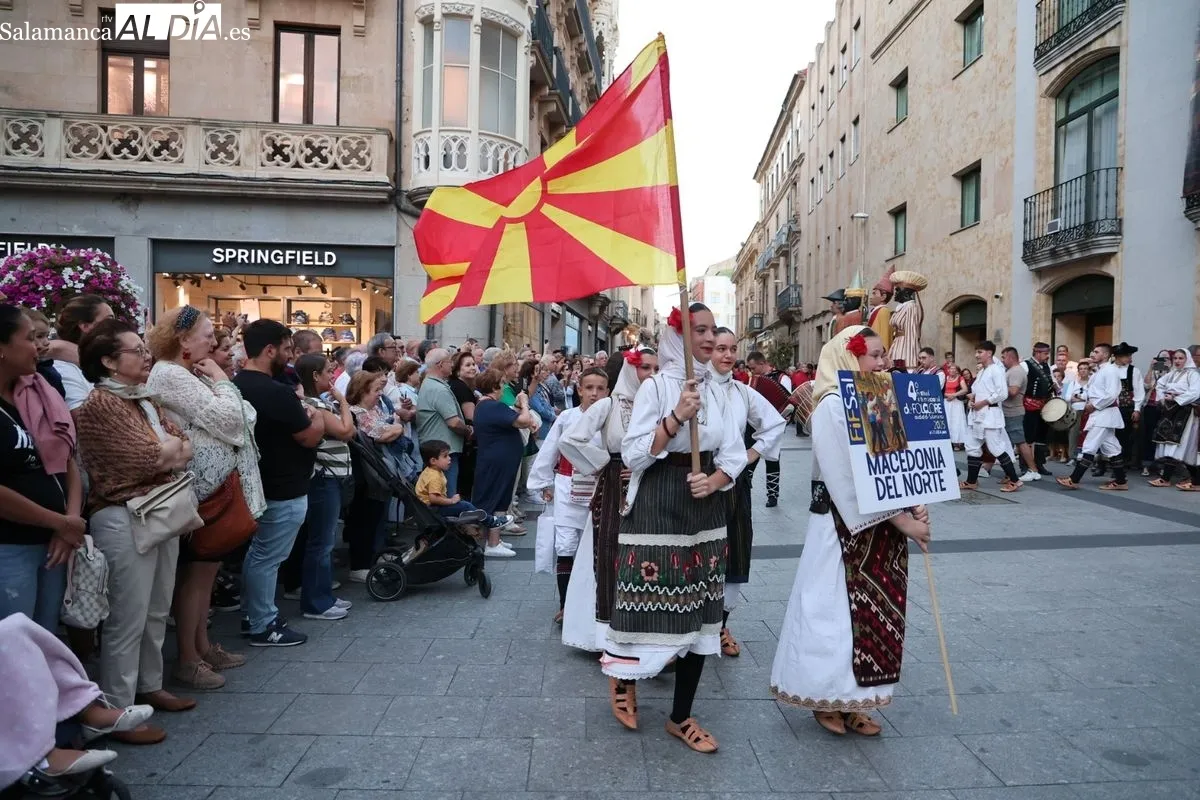 Pasacalles de grupos de Macedonia, Zamora y Canarias en la última jornada del Festival de Folclore de Salamanca. Fotos: David Sañudo