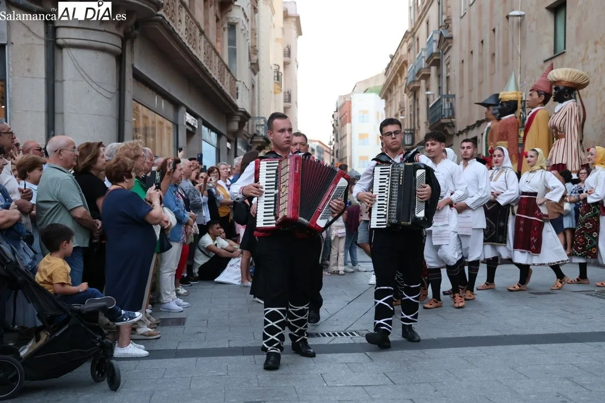 Pasacalles de grupos de Macedonia, Zamora y Canarias en la última jornada del Festival de Folclore de Salamanca. Fotos: David Sañudo
