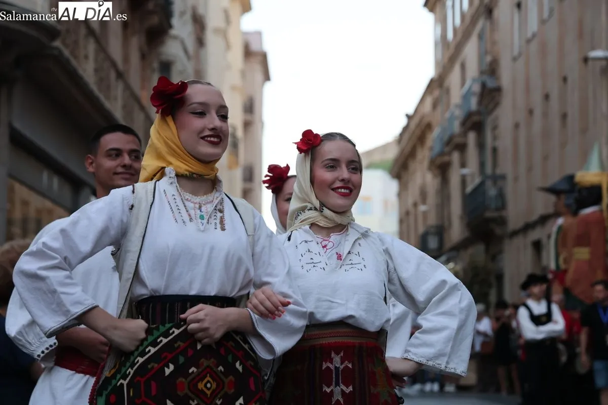 Pasacalles de grupos de Macedonia, Zamora y Canarias en la última jornada del Festival de Folclore de Salamanca. Fotos: David Sañudo