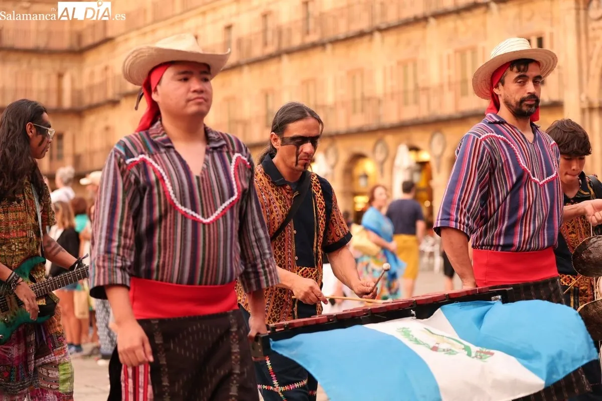 El folclore del mundo toma las calles de Salamanca en el inicio de su IV Festival Internacional | FOTOS: David Sañudo 