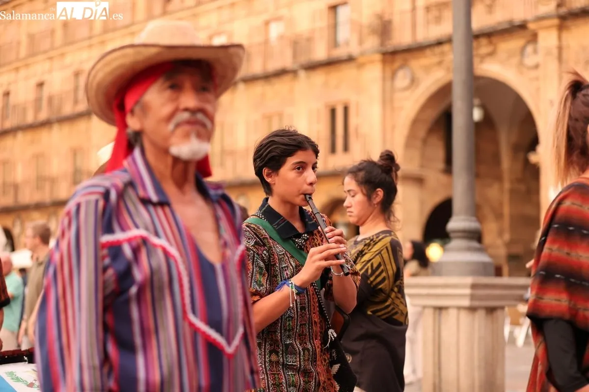El folclore del mundo toma las calles de Salamanca en el inicio de su IV Festival Internacional | FOTOS: David Sañudo 
