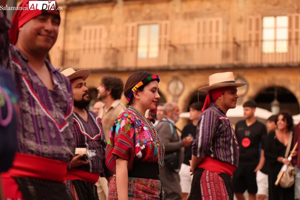 El folclore del mundo toma las calles de Salamanca en el inicio de su IV Festival Internacional | FOTOS: David Sañudo 
