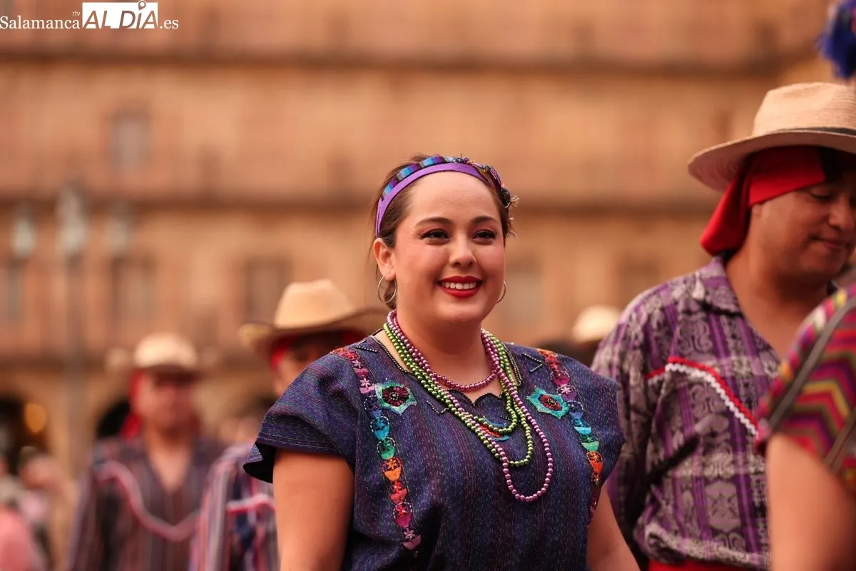 El folclore del mundo toma las calles de Salamanca en el inicio de su IV Festival Internacional | FOTOS: David Sañudo 