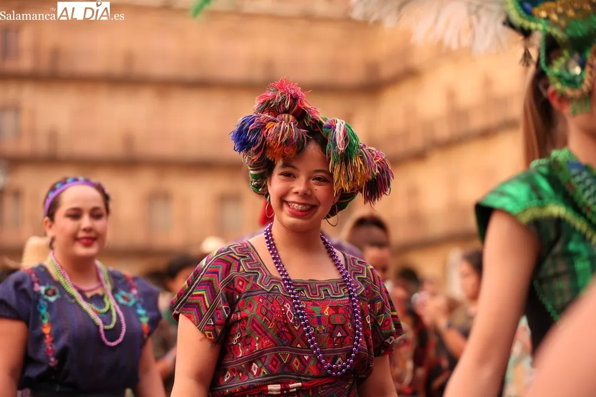 El folclore del mundo toma las calles de Salamanca en el inicio de su IV Festival Internacional | FOTOS: David Sañudo 