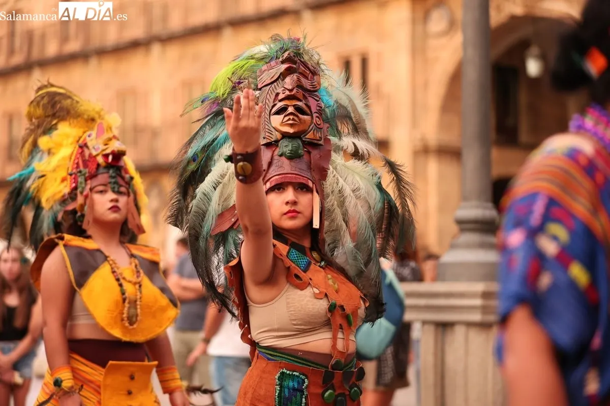 El folclore del mundo toma las calles de Salamanca en el inicio de su IV Festival Internacional | FOTOS: David Sañudo 