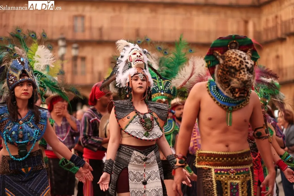 El folclore del mundo toma las calles de Salamanca en el inicio de su IV Festival Internacional | FOTOS: David Sañudo 