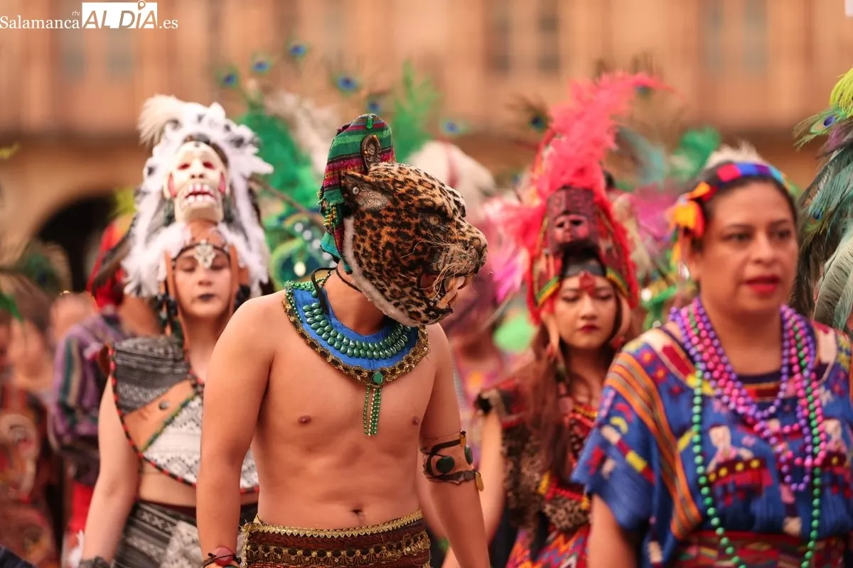 El folclore del mundo toma las calles de Salamanca en el inicio de su IV Festival Internacional | FOTOS: David Sañudo 