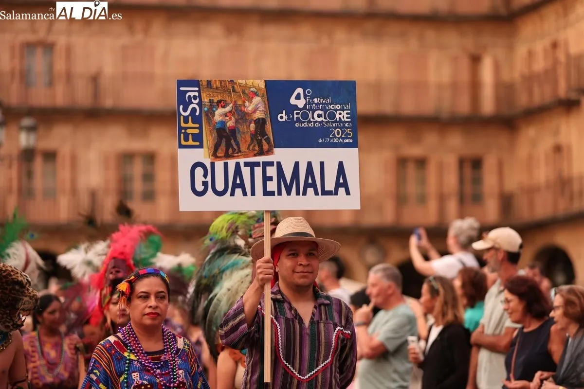 El folclore del mundo toma las calles de Salamanca en el inicio de su IV Festival Internacional | FOTOS: David Sañudo 