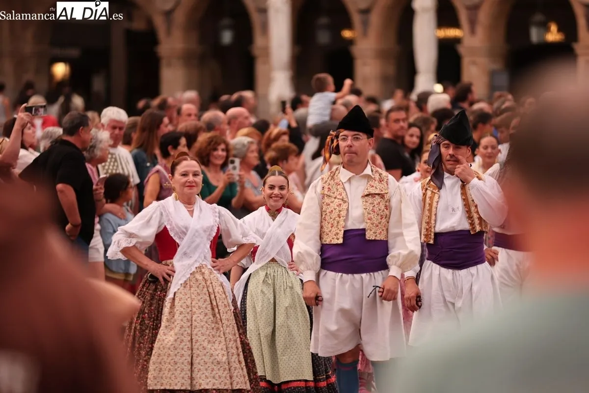 El folclore del mundo toma las calles de Salamanca en el inicio de su IV Festival Internacional | FOTOS: David Sañudo 