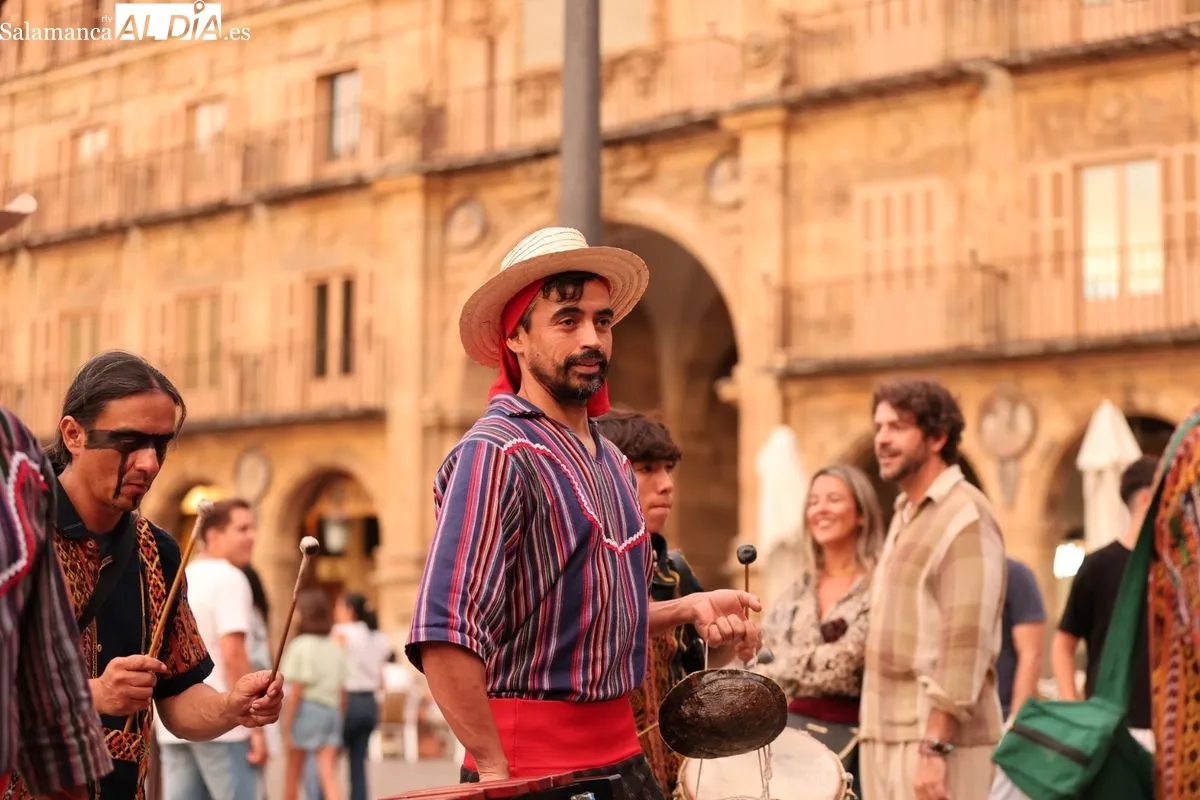 El folclore del mundo toma las calles de Salamanca en el inicio de su IV Festival Internacional | FOTOS: David Sañudo 