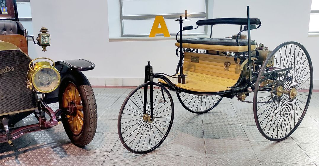 El primer coche de la historia se exhibe en Salamanca