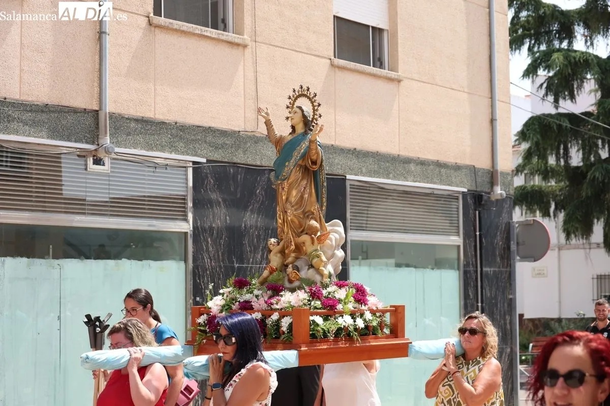 Procesión en honor a San Roque en Carbajosa de la Sagrada. Foto: David Sañudo