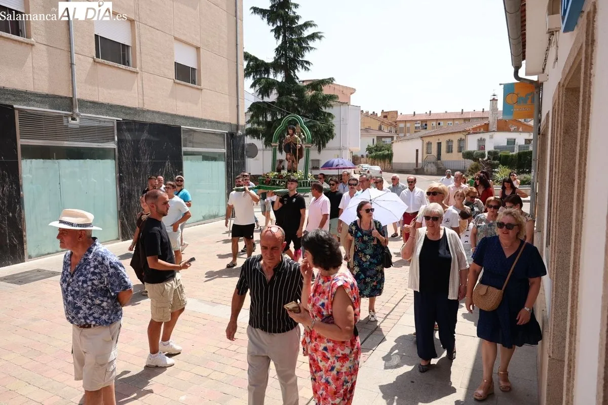 Procesión en honor a San Roque en Carbajosa de la Sagrada. Foto: David Sañudo