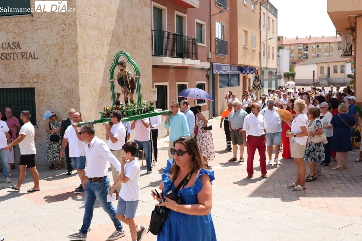 Procesión en honor a San Roque en Carbajosa de la Sagrada. Foto: David Sañudo