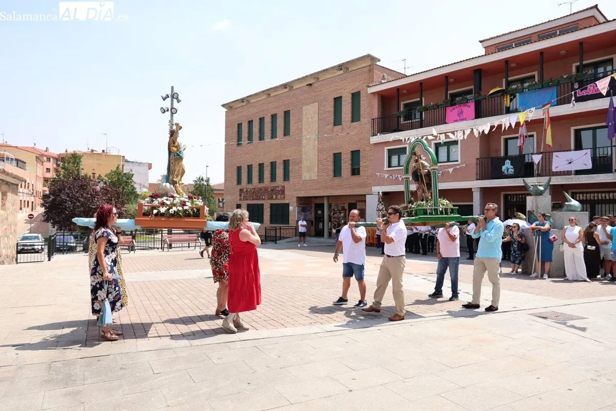 Procesión en honor a San Roque en Carbajosa de la Sagrada. Foto: David Sañudo